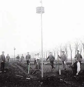Leden van de korfbalclub uit Winkel bewerken het speelveld.