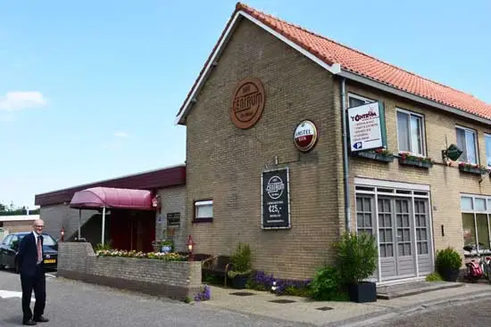Voorzitter Jan Smit bij Caf&eacute; 't Centrum.