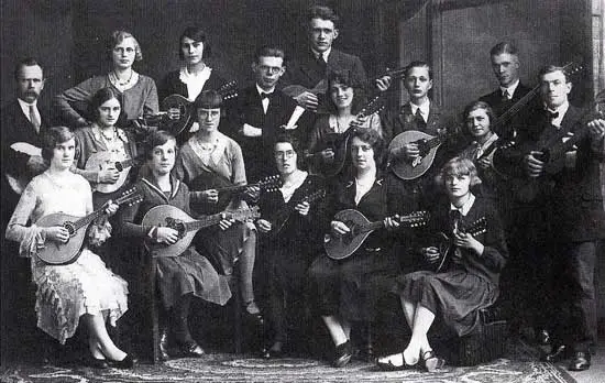 In Hoorn bestond een mandolinevereniging onder leiding van Roelof Wassenaar.