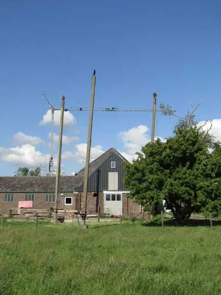 Zeskantige hooivijzel mer drie staanders. Rechts achter een bouwkraan die staat bij een boerderij elders.