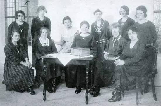 De jonge vrouwen van de Lutherse gemeente aan het Ramen te Hoorn omstreeks 1920 kwamen bijeen in de Lutherse dameskring.