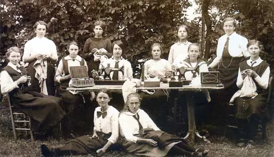 De naaischool van Andijk omstreeks 1900.