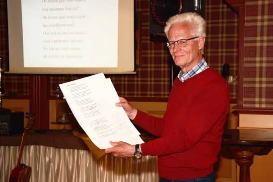Nico Braak van Stichting De Westfriese Molens met de tekst van het lied &lsquo;De Droom van Kees&rsquo;.