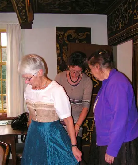 Kostuumcursus 2012-2013 in het Timmermansgildehuis.