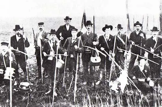 Foto van omstreeks 1900 van de Hoornse hengelsportvereniging De Baars.