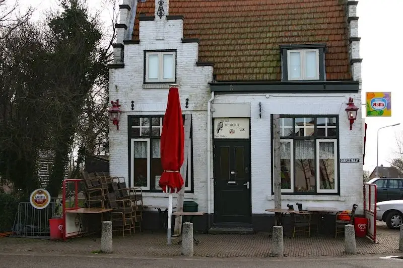 Twee foto&rsquo;s van het caf&eacute; kort voor de sloop, februari 2006. Foto&rsquo;s Theo Annes.
