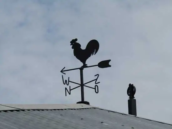 De windvaan is een eigen ontwerp.