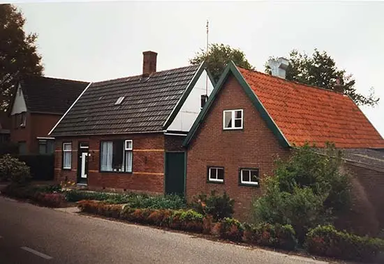 Huis en schuur in oorspronkelijke staat, wel met een groot raam aan de voorzijde.