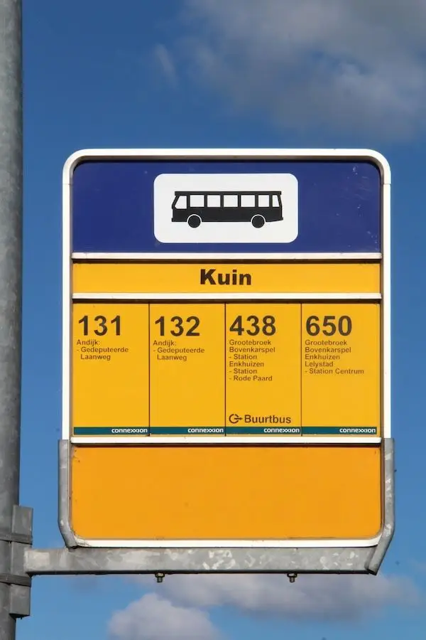 Anno 2016, dus veertig jaar nadat Dirk Kuin verhuisde, staat de naam Kuin nog steeds op het
  bordje van de bushalte.
