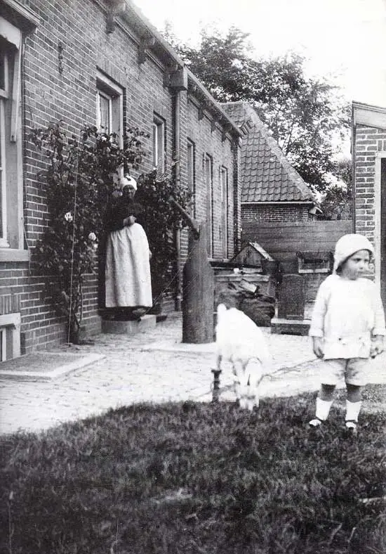 Aan de Kerkelaan (tegenwoordig de Burgemeester Hoogenboomlaan) stond het Armenhuis van Hoogwoud.