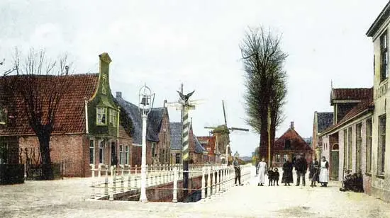 Foto van de gracht, die de grens lag tussen Opmeer (rechts) en Spanbroek.