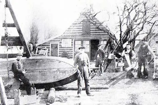Foto van de scheepshelling van de gebroeders K. en D. Bruin in Sint Pancras.