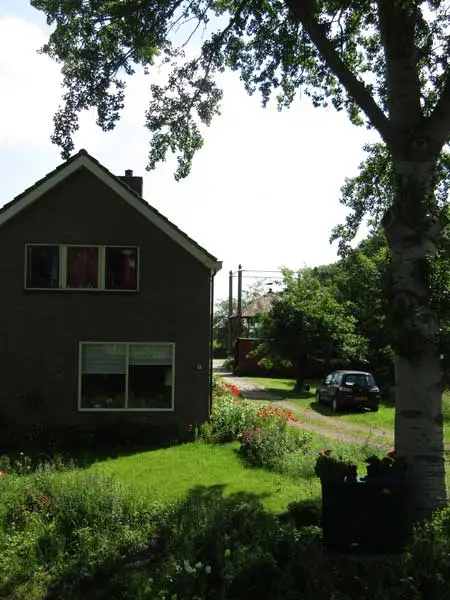 Hooivijzel naast een woning aan de Westfriesedijk.