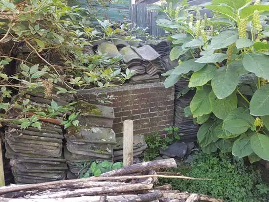 Hok voor strooizand aan de achterkant.