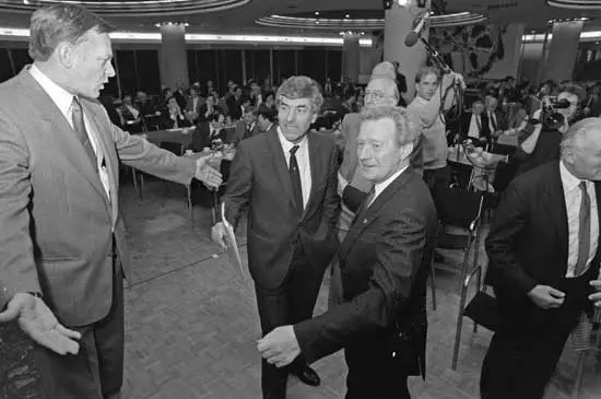 Premier Lubbers in 1988 bij een KNBTB-vergadering met voorzitter Joris Schouten.