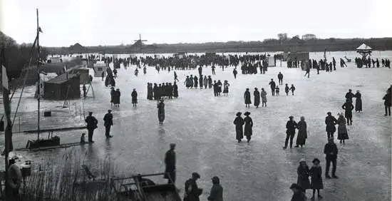 Februari 1917 was zo'n koude maand, dat de Niedorper ijsclub &lsquo;IJs- en Volksvermaak&rsquo; een kermis op De Rijd kon organiseren.