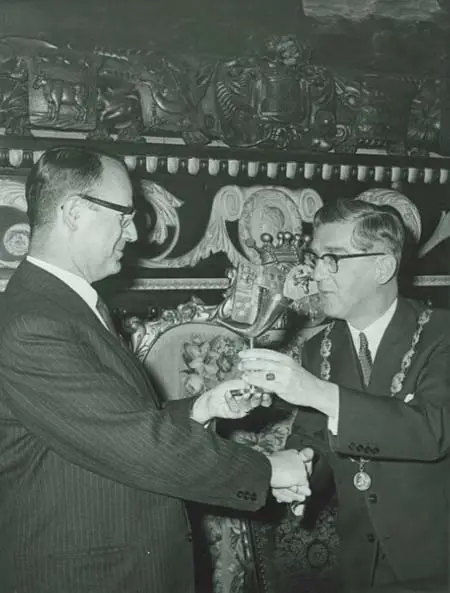 Burgemeester Canneman met Commissaris der Koningin mr. F.J. Kranenburg ter gelegenheid van de start in 1965 van bedrijventerrein Hoorn 80.