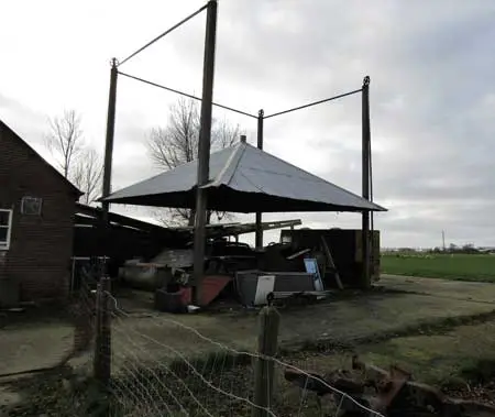 Vijzel achter de boerderij.