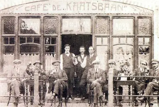 In caf&eacute; De Kaatsbaan in Wervershoof kwamen de mannen uit het dorp elke zondagmorgen na de mis bij elkaar.