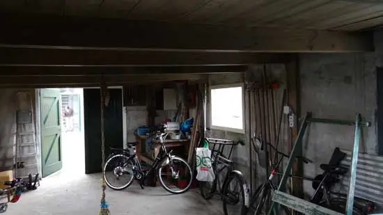Interieur met deels geopende dubbele deur.