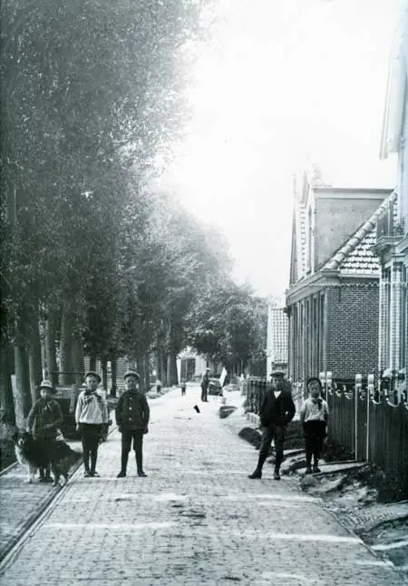 Foto van omstreeks 1915 van de Streekweg in Hoogkarspel.