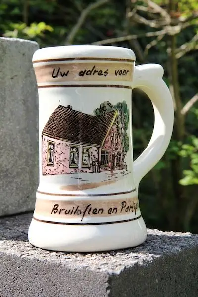 Ieder bruidspaar dat hun bruiloft vierde in Nieuw Andijk kreeg een vaas als cadeau.