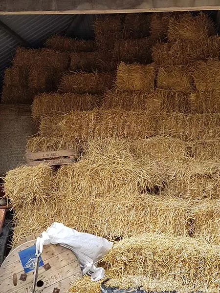 De balen liggen hoog opgestapeld.