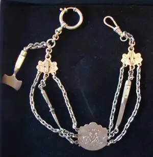 Horlogeketting met slagersattributen.,