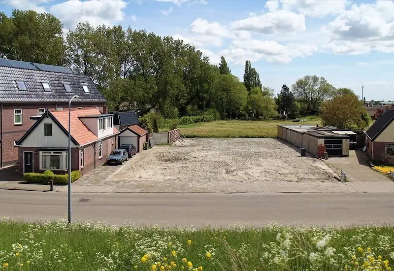 De situatie in 2015. Het pand is gesloopt, het huis links (Piet Sijm verzekeringen) staat er
  nog.