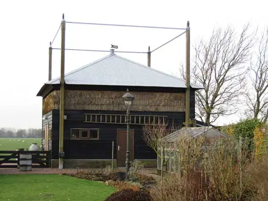 Fraaie vijzel gebouwd van oude elementen. Bovenaan een laag hooibalen ter decoratie.