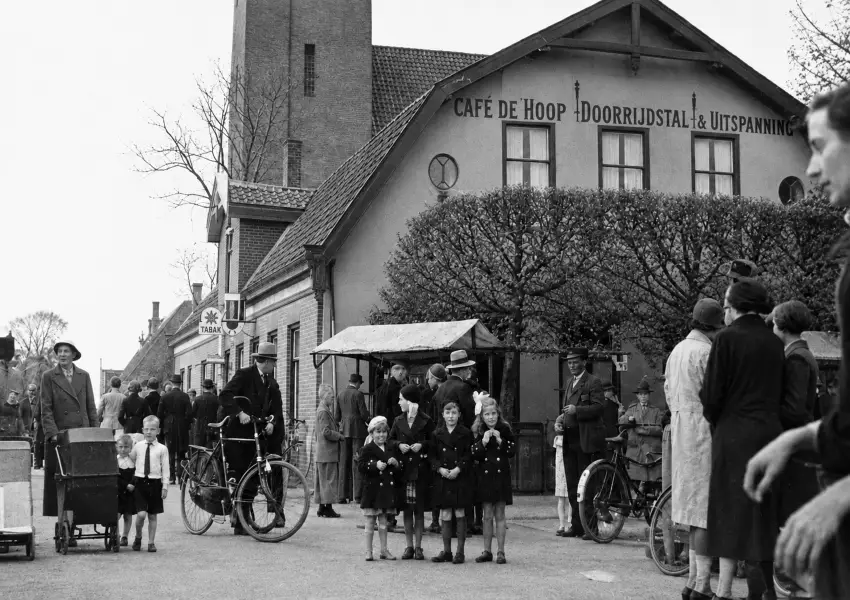 2. Café De Hoop in De Goorn. Foto boek De Hoop kopie