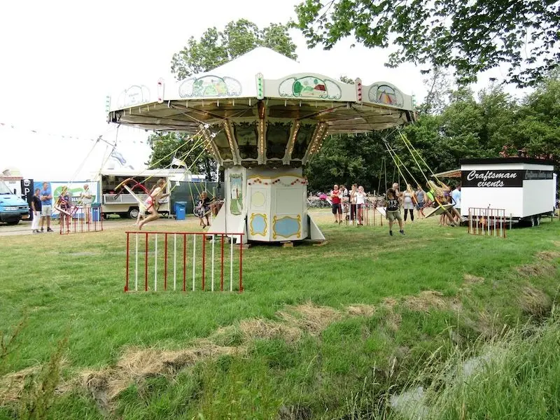 De kermis op een weiland, 11 juni 2017. Foto Ina Broekhuizen