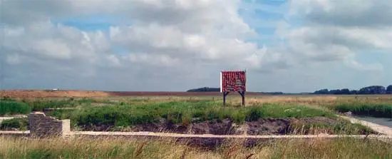 Gezicht op de fundamenten en overkapte waterput van Nuwendoorn met de Westfriesedijk op de ...