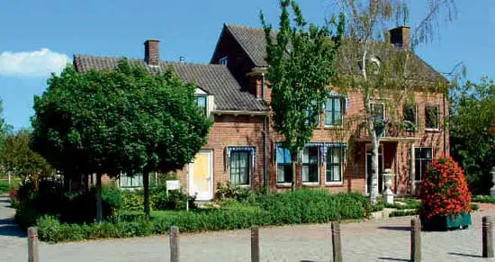 Het bankgebouw in de zomer van 2009.