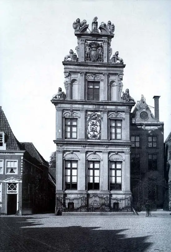 Sinds het einde van de 14de eeuw stond aan de Rode Steen te Hoorn een stenen huis.