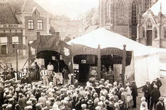 Een blik op de Schager kermis, die op de Markt werd gehouden.