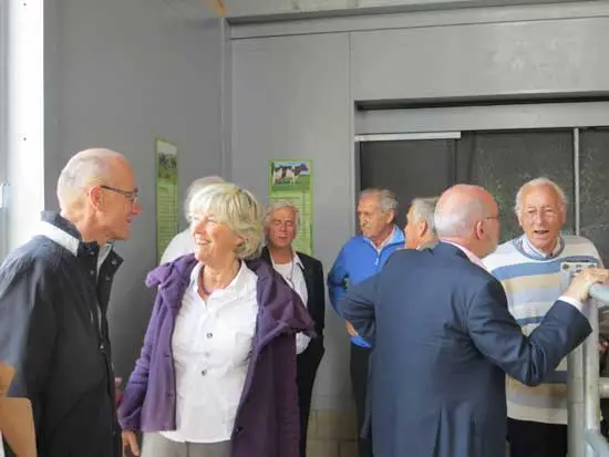 Geanimeerde gesprekken in de stal.