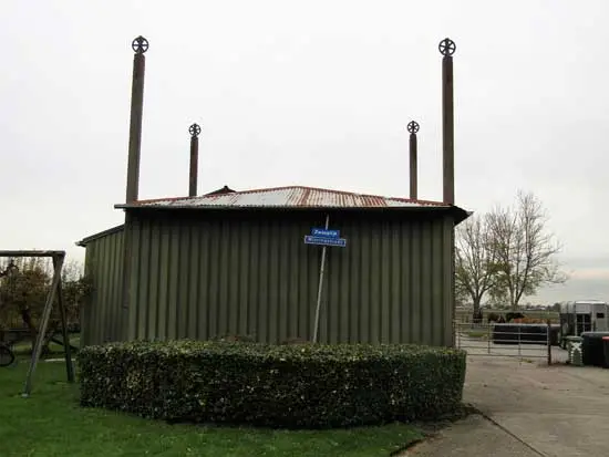 Alleen de vier betonnen staanders en het &lsquo;floukige&rsquo; dak getuigen nog van weleer.