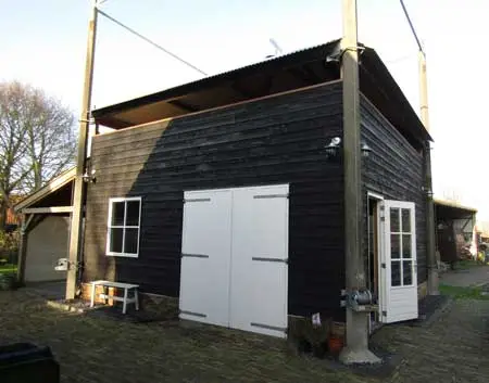 Deze nieuwe hooivijzel kwam op de plaats van de oude. Voorzijde.