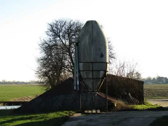 Oud boerenerf met ingestorte vijzel.