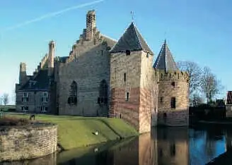 Foto van het kasteel gezien op de noordzijde met op de voorgrond het opgemetselde deel van de ...