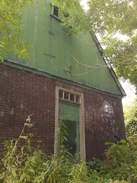 Gevel van de schuur.