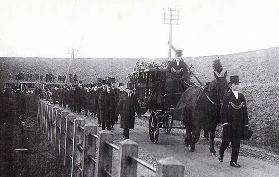 De begrafenisstoet van dominee F.C. van Dorp (1860-1928) van de gereformeerde kerk van Andijk.