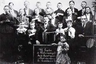 In 1912 ging mondharmonicavereniging &lsquo;Kunst door Oefening&rsquo; op de foto.