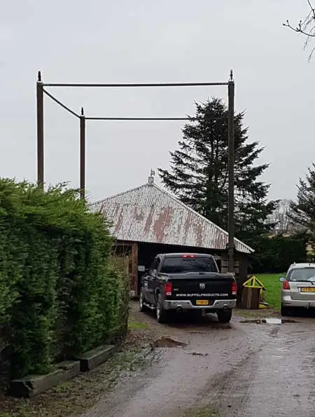 Hemmerweg 12, een enigszins verwaarloodse hooivijzel.