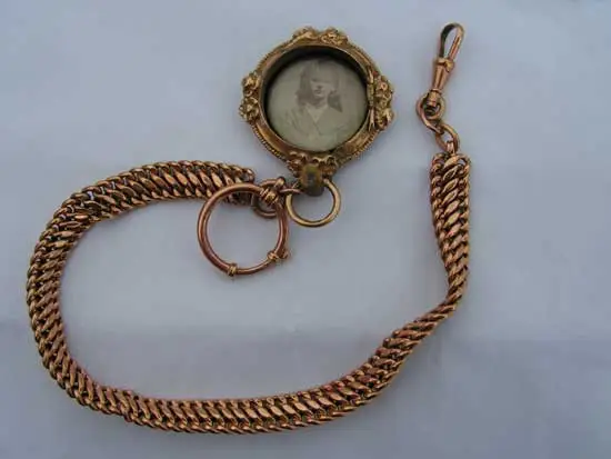 Gouden horlogeketting met portretfoto.