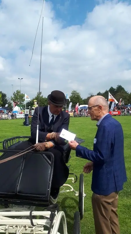 Uitreiking van de Westfries Genootschap Prijs aan Henk Hammers door voorzitter 
              Jan Smit