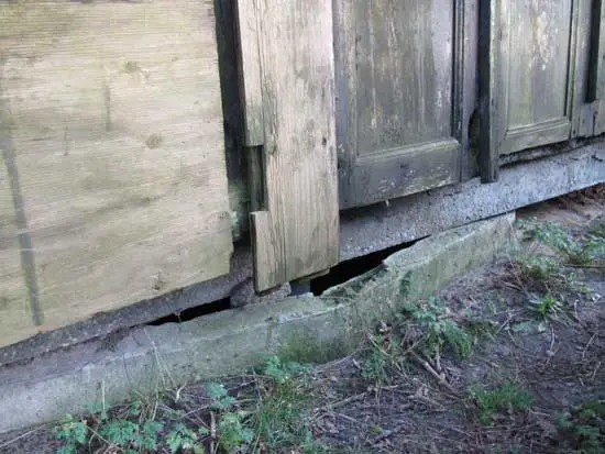 Een lage rand van de in de grond verdwenen silo is hier te zien.