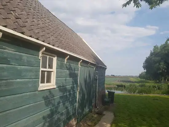 Oostzijde met zicht op sloot en land.