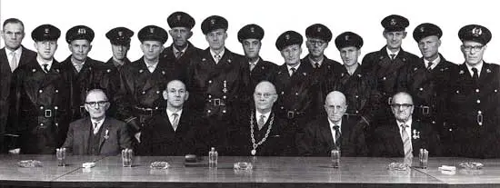 Deze foto van de vrijwillige brandweer en het gemeentebestuur van Sijbekarspel is in 1962 gemaakt.